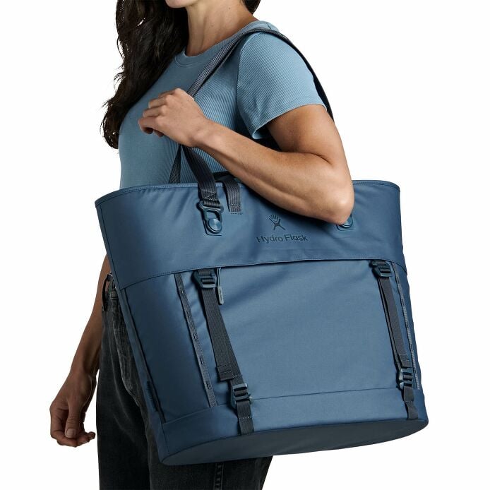carryouttm-soft-cooler-tote-30-l-y3 250815_hydro_s26_hb_14614_2.jpg