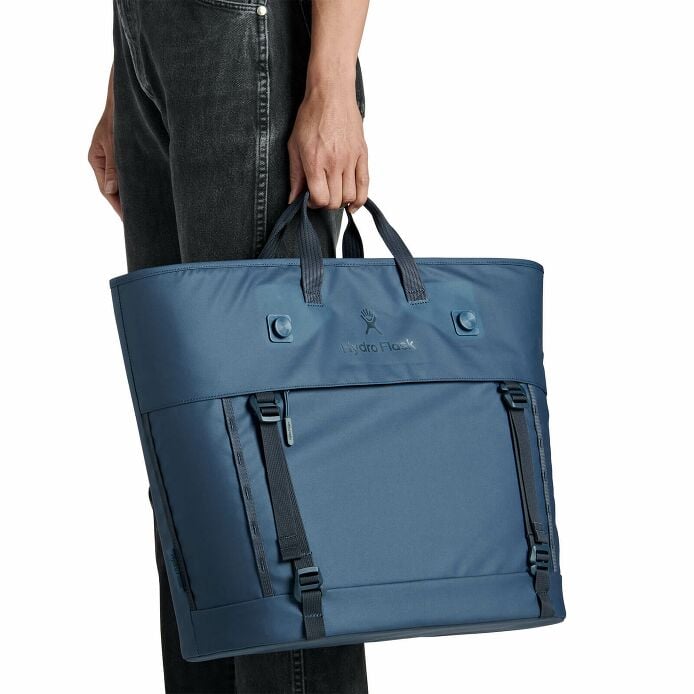carryouttm-soft-cooler-tote-30-l-y3 250815_hydro_s26_hb_14619_2.jpg