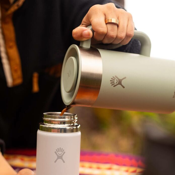 32-oz-insulated-french-press-n5 2706_johnson_s25summertravel_camping_pouring_303a0287_1_.jpg