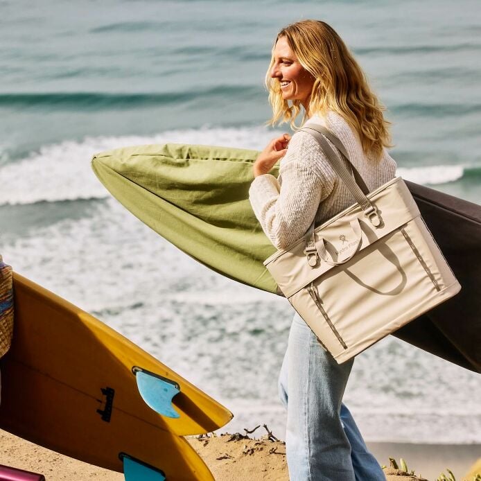 carryouttm-soft-cooler-tote-20-l-l8 hf_carryout_bouwer_d1_l1_torrey_pines_lifestyle_1142_1_1.jpg