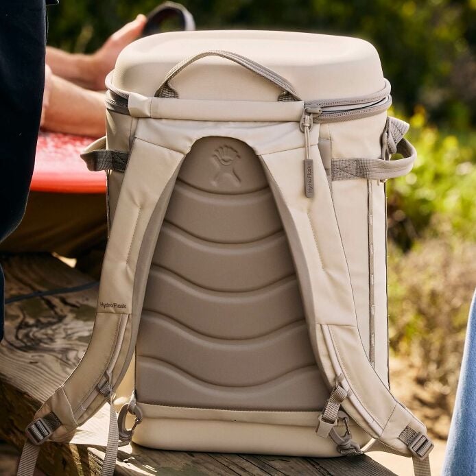 carryouttm-backpack-22-l-u0 hf_carryout_bouwer_d1_l1_torrey_pines_lifestyle_1841_3.jpg