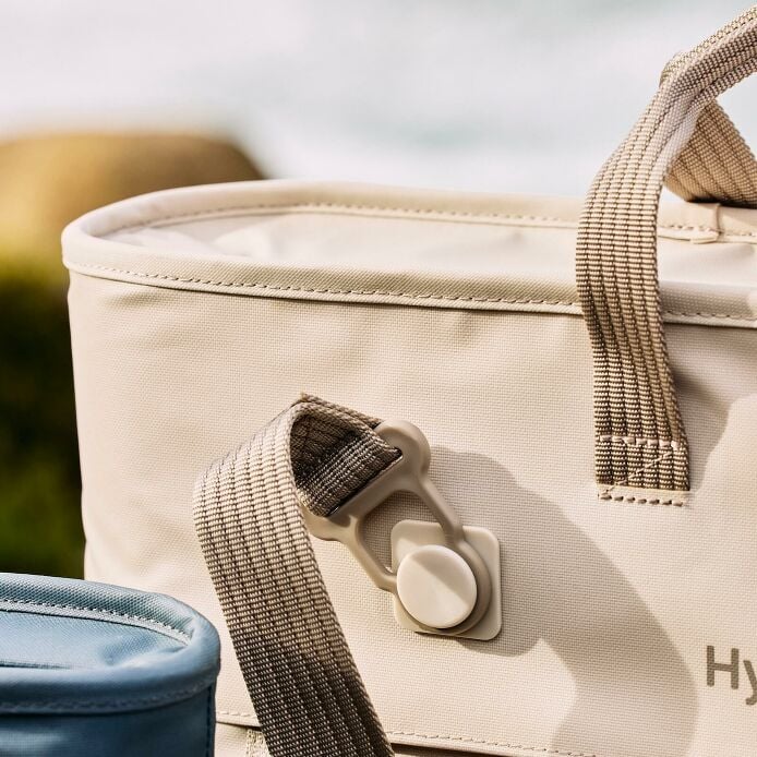 carryouttm-soft-cooler-tote-20-l-l8 hf_carryout_bouwer_d1_l1_torrey_pines_still_life_0123_9.jpg