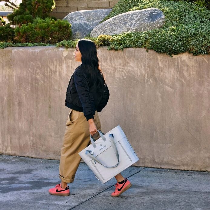 carryouttm-soft-cooler-tote-20-l-l8 hf_carryout_bouwer_d2_l1_stone_steps_0066_1.jpg